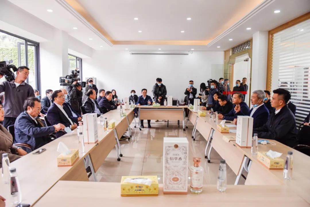 刘晓凯主席率省政协主席会议成员到董酒专题视察调研