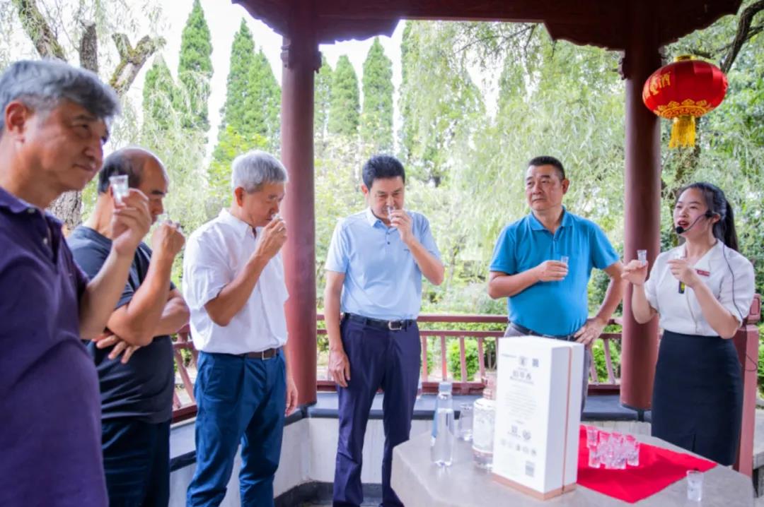 中国女排功勋教练陈忠和先生与众好友莅临董酒厂